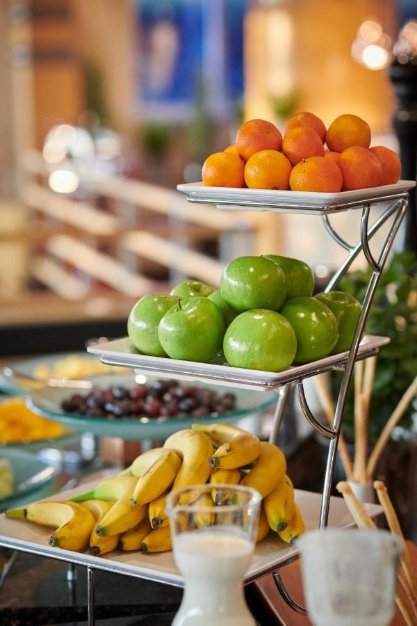 Regent Warsaw Hotel Exterior foto Fruit at a buffet