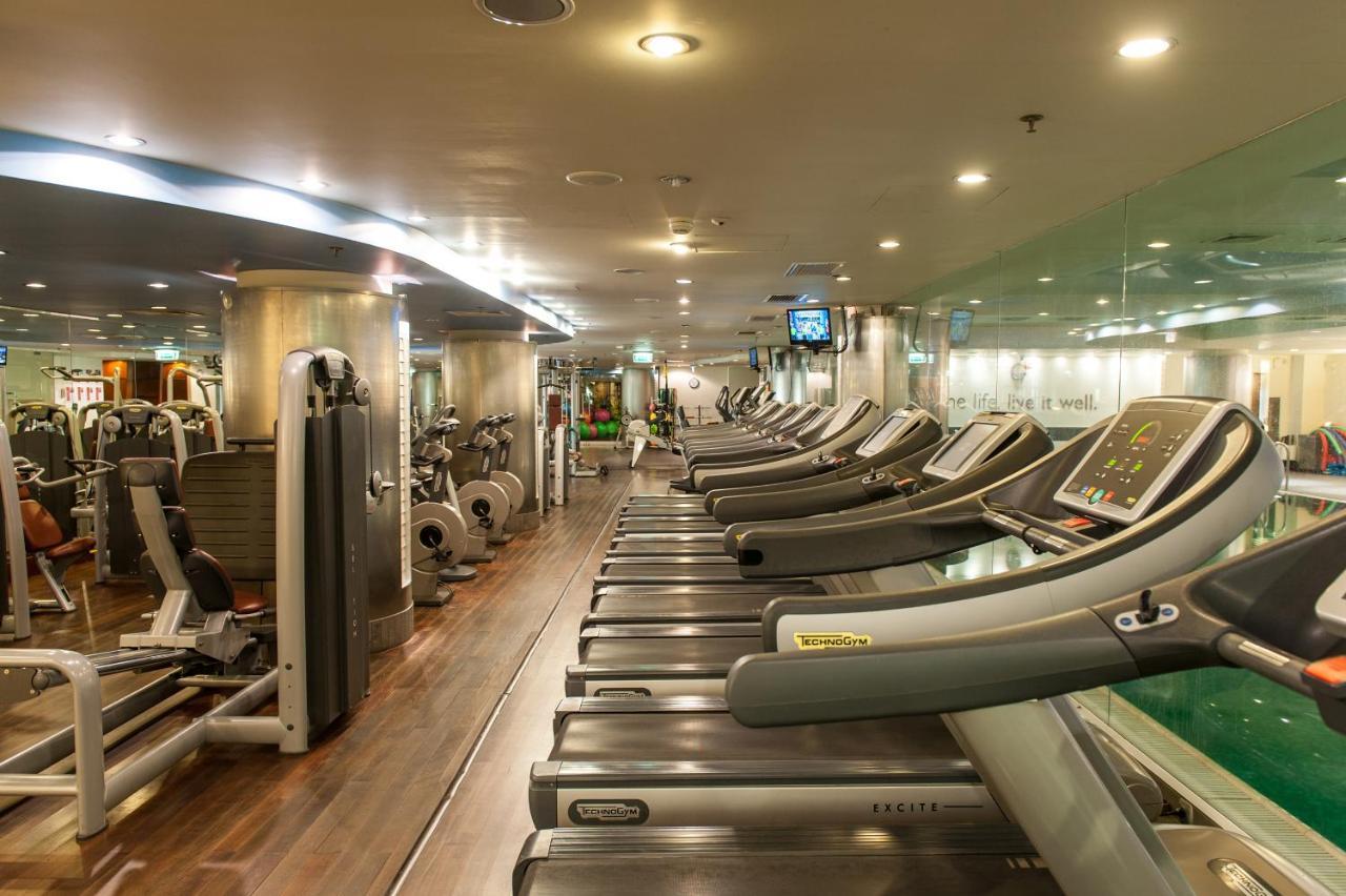 Regent Warsaw Hotel Exterior foto The photo shows the interior of a gym or fitness center. It features a row of treadmills lined up against one wall, with various other exercise machines and equipment visible in the background. The space is well-lit with artificial lighting, and ther