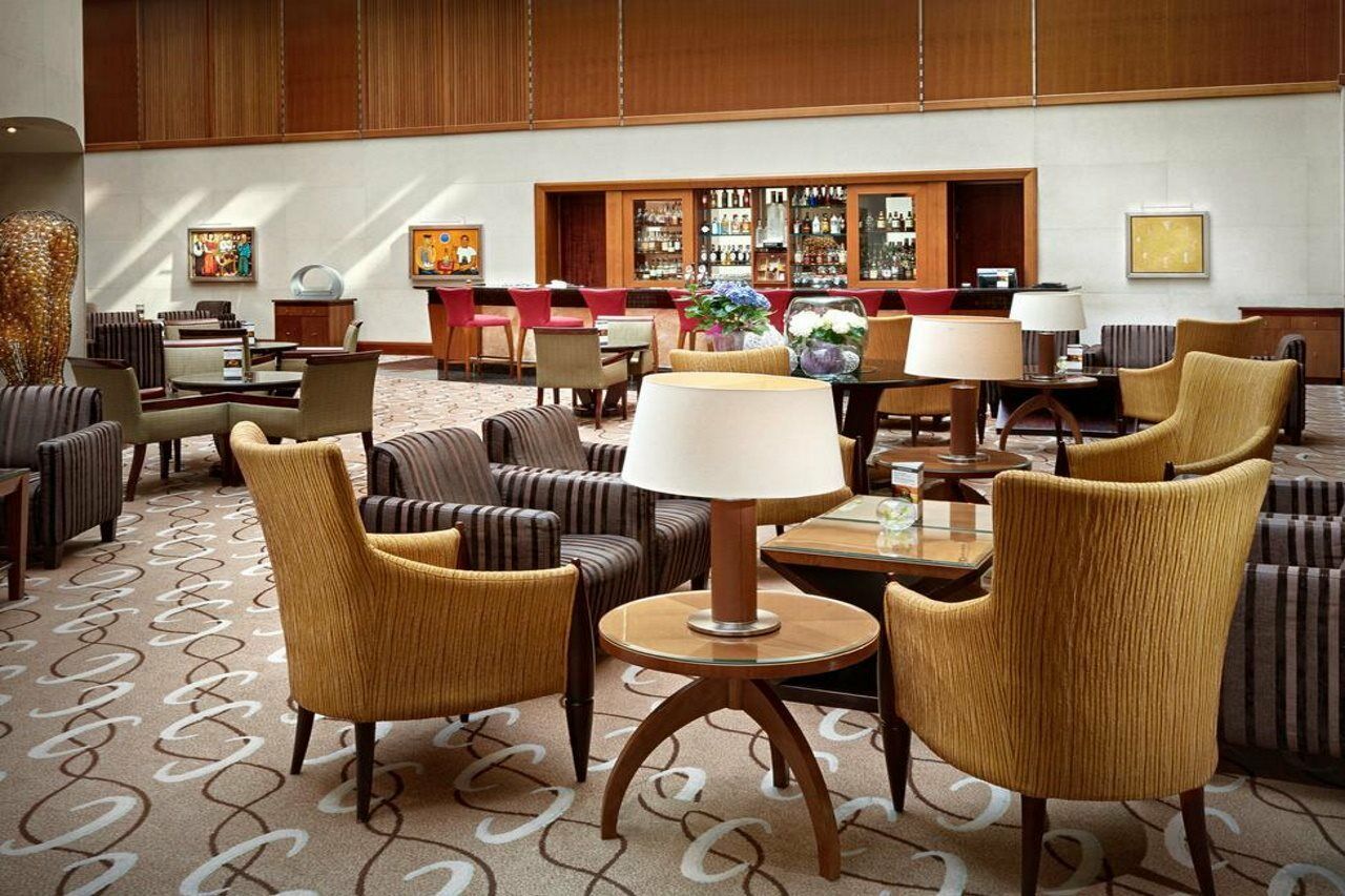 Regent Warsaw Hotel Exterior foto The lounge at the airport