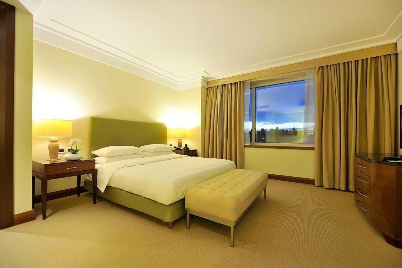 Regent Warsaw Hotel Exterior foto A bedroom at the hotel